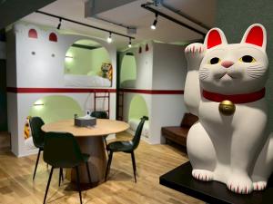 Tokyo Manekineko Stay 招き猫で有名な豪徳寺駅から徒歩9分 アーティスト制作の招き猫ベッドの中に泊まれる宿