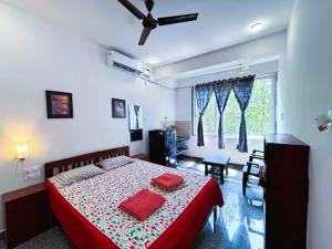 Studio Peaceful Path R-5 by Mukund Sadan Arambol