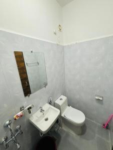 Studio Peaceful Path R-5 by Mukund Sadan Arambol