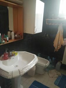 chambre spacieuse avec coin salon dans un quartier chic et calme de Tunis