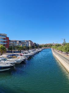 Studio avec coin nuit climatisé au pied de la Marina de Fréjus