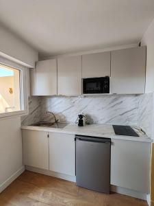 Studio avec coin nuit climatisé au pied de la Marina de Fréjus