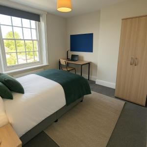 Bright 2-Bed Top Floor Flat, Full Kitchen, Parking