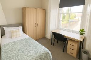 Large 2-Bed Apartment in Taunton - Free Private Parking
