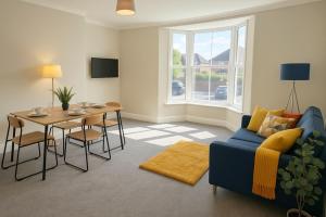 Cozy 2-Bed Ground Floor Flat with Parking