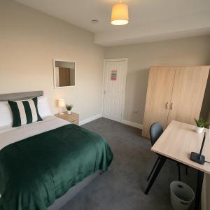 Large 2-Bed Apartment in Taunton - Free Private Parking