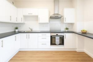 Large 2-Bed Apartment in Taunton - Free Private Parking
