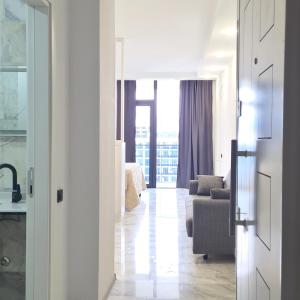 Modern Studio 1822 by the Boulevard with Balcony Kitchen Wi-Fi