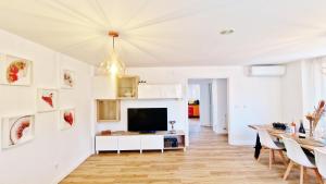 Velez Nazari VILLALOLA