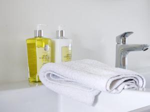 The Honeycomb on S 2 Bedroom Modern, Secure, Central Apartment