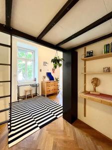 Stylish Central Apartment with Balcony