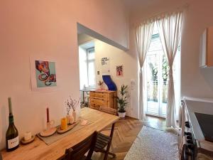 Stylish Central Apartment with Balcony