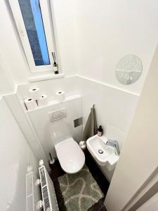 Stylish Central Apartment with Balcony