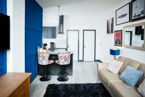 The Plaza, King 1 Bedroom Suite by The Hive WA1