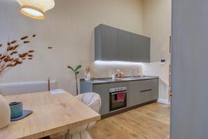 M1-M2 Modern loft just a stones throw from the metro