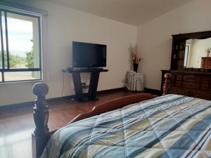 Escapada de Lujo en Ajijic Habitaciónes Privadas con Baño vistas Alberca Montañas