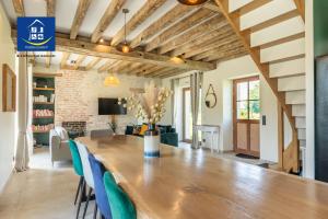 Grande longère rénovée, 25 minutes du Zoo de Beauval et Chambord, 12 pers, jardin, terrain de pétanque et table ping pong