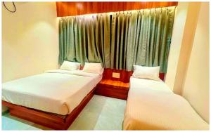 A Premium Hotel Rudraksh Palace ! near Sai baba mandir & Main places - Fully Air Conditioned Premium Family Rooms!