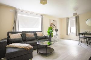 1 BDR Flat By Caledonia Luxe Stays Short Lets & Serviced Accommodation Airdrie