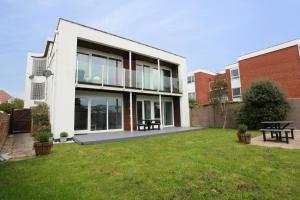 BEACHLANDS by BOURNECOAST - Ground Floor Apartment with Private Garden - Near Southbourne Beach - FM6215