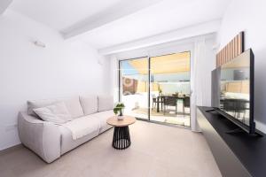 Villa Oasis Mar Menor, private pool, walk to beach, by OYOOSTAYS