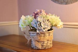 Comfortable 2 Bed Property with garden - Parking