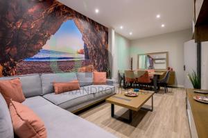 Avenue Central 2 BR Apt