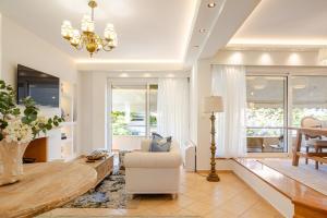 Stylish 2BR-2BA condo in Glifada