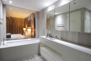 Silk Valley - Luxury 1B close to Creek & Metro