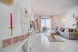 138- Stylish Coastal Apartment with Views and Pool in Fuengirola