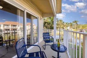 Pondview Modern Farmhouse Condo Half Mile to Beach