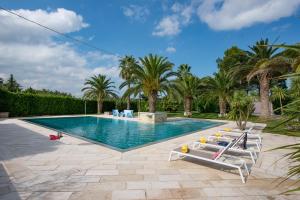 Esclusiva Villa Moderna con Piscina e Campo da Tennis