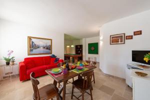 Esclusiva Villa Moderna con Piscina e Campo da Tennis