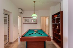 Esclusiva Villa Moderna con Piscina e Campo da Tennis