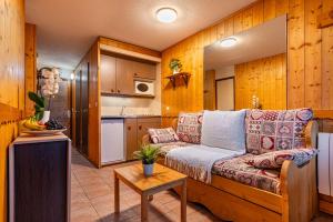 Central Apartment In Heart of Val Thorens, Ski In-Out with WiFi