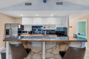 Lakeshore Escapes on Canyon Lake waterfront