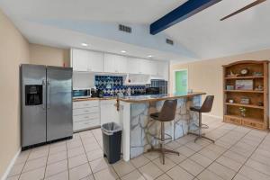 Lakeshore Escapes on Canyon Lake waterfront