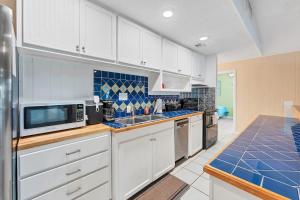 Lakeshore Escapes on Canyon Lake waterfront
