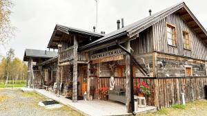 Isokenkäisten Klubi - Wilderness Lodge