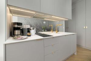 Gray Apartament z Balkonem i Dostępem do Basenu Apartament Blisko Morza by Noclegi Renters