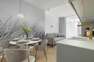 Gray Apartament z Balkonem i Dostępem do Basenu Apartament Blisko Morza by Noclegi Renters