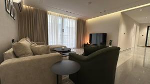 شقة غرفتين غرف نوم وصالة راقية وفخمه بدخول ذاتي