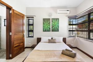 Charming Villa, Pool, BBQ, Beach 15 mins walk