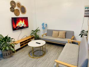 Cozy 2BR Apartment with Balcony and Mountain View - Logans Transient Apartment 1