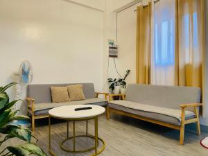 Cozy 2BR Apartment with Balcony and Mountain View - Logans Transient Apartment 1