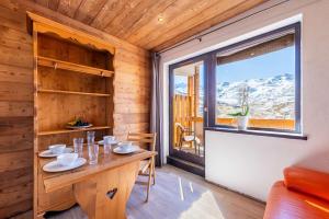 Cosy Apartment In Heart of Val Thorens Ski In-Out with WiFi