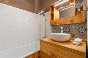 Cosy Apartment In Heart of Val Thorens Ski In-Out with WiFi