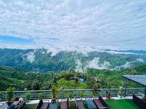 Edge Resort & Hotel - Rooftop Restro! Terrace! Mountain View!