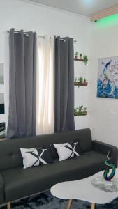 Santa Cosy villa private unit A - 2BR Apt Fast Wi-Fi, Netflix included hot showers