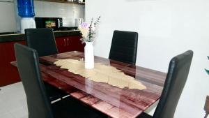 Santa Cosy villa private unit A - 2BR Apt Fast Wi-Fi, Netflix included hot showers